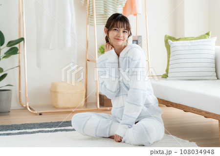 リビングでくつろぐ若い家族 リビングでくつろぐ若い家族 108034948