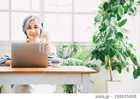 PCとシニア女性 108035008