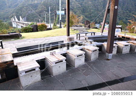 足湯　八ッ場ふるさと館　紅葉の季節　　　 108035013
