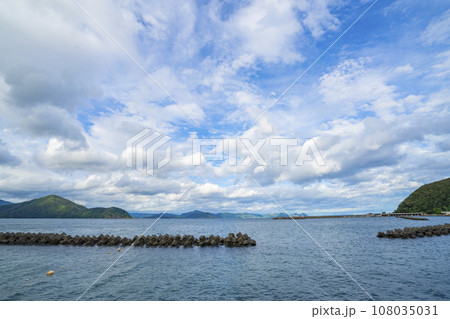福井県三方郡美浜町　夏の菅浜海水浴場 108035031