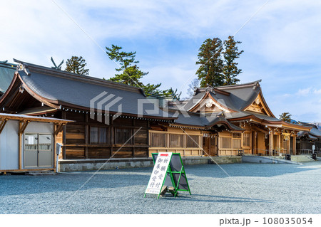 観光スポット神社境内風景　火振り神事が行われる神社（阿蘇神社） 108035054