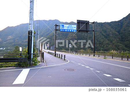 紅葉の季節 不動大橋 八ッ場ふるさと館付近 秋景色 紅葉の季節 不動大橋 八ッ場ふるさと館付近 秋景色 108035061