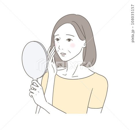 鏡を見てお肌の変化に悩む中高年女性 108035157
