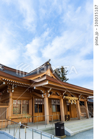 観光スポットの神社境内風景と本堂風景　（阿蘇神社） 108035187