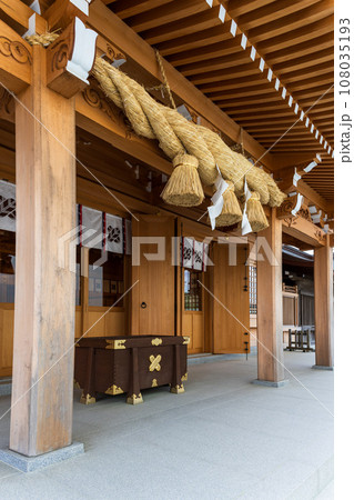 観光スポットの神社境内風景と本堂風景 (阿蘇神社) 観光スポットの神社境内風景と本堂風景 (阿蘇神社) 108035193