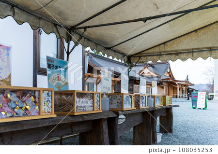 おみくじ　観光スポットの神社境内風景（阿蘇神社） 108035253