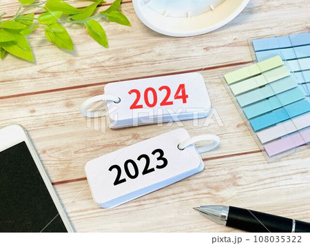 2024・2023と書かれた単語帳 108035322