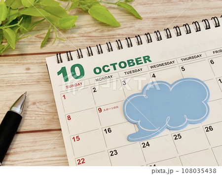 10月カレンダーと吹き出し 108035438