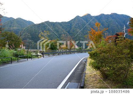 紅葉の季節　八ッ場ふるさと館付近　秋景色　　　 108035486