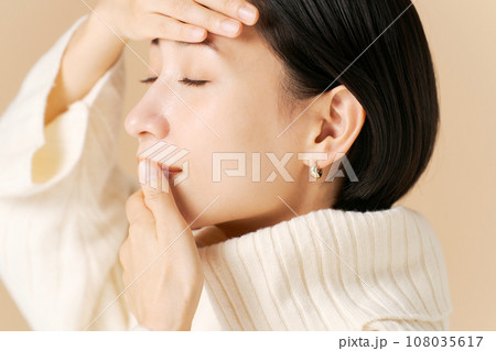 秋冬のミドル女性のビューティー写真 108035617