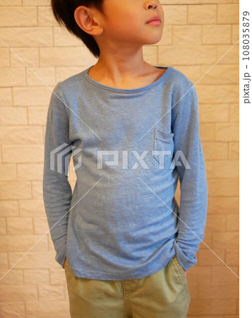 　ポケッに手を入れてカッコつけてる男の子 108035879
