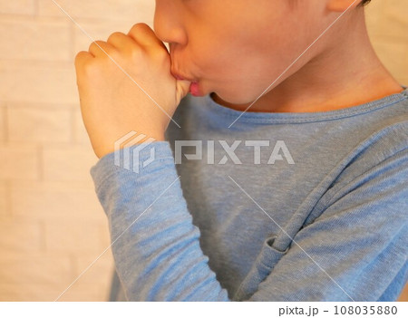 おしゃぶり癖が治らない男の子 108035880