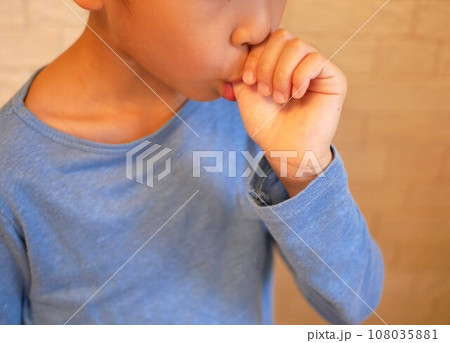 おしゃぶり癖が治らない男の子 おしゃぶり癖が治らない男の子 108035881