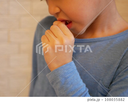 爪噛み癖が治らない男の子 爪噛み癖が治らない男の子 108035882