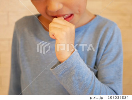 爪噛み癖が治らない男の子 爪噛み癖が治らない男の子 108035884