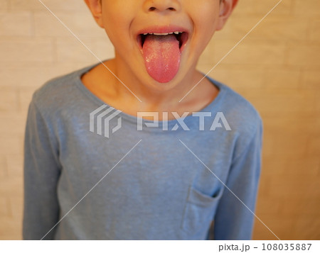 あっかんべーと舌を出す男の子 あっかんべーと舌を出す男の子 108035887