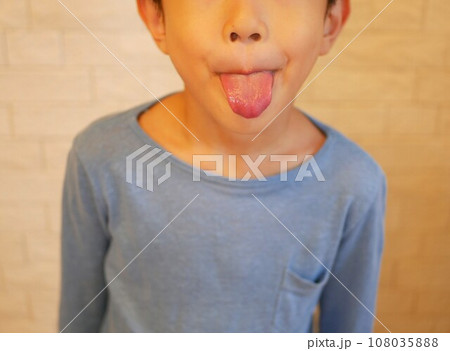 あっかんべーと舌を出す男の子 あっかんべーと舌を出す男の子 108035888