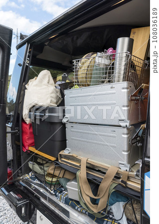 キャンプ道具の詰まった車のトランク キャンプ道具の詰まった車のトランク 108036189