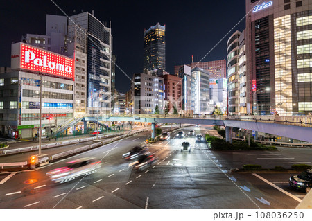 《東京都》新宿の夜景・歌舞伎町タワーをのぞむ 108036250