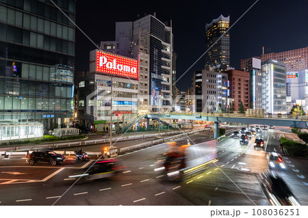 《東京都》新宿の夜景・歌舞伎町タワーをのぞむ 《東京都》新宿の夜景・歌舞伎町タワーをのぞむ 108036251