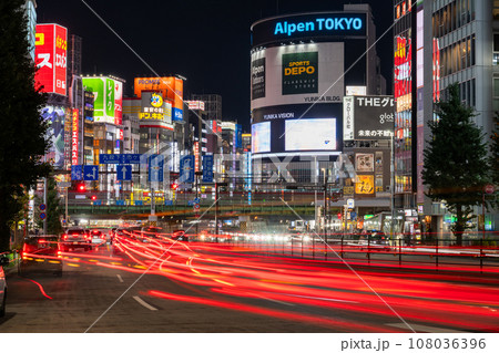 《東京都》夜の新宿歌舞伎町・繁華街の夜景 《東京都》夜の新宿歌舞伎町・繁華街の夜景 108036396