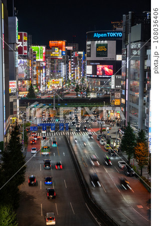 《東京都》夜の新宿歌舞伎町・繁華街の夜景 《東京都》夜の新宿歌舞伎町・繁華街の夜景 108036406