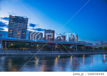 夕暮れ時の北九州小倉の空と景色 108036480