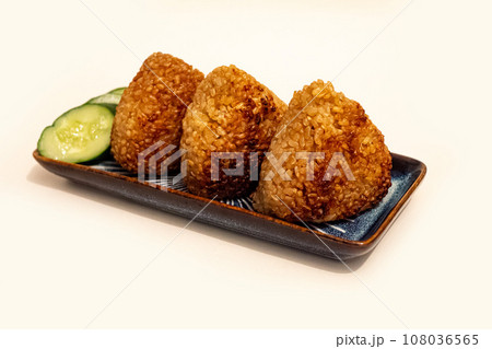 白背景の焼きおにぎりときゅうりの糠漬け 108036565