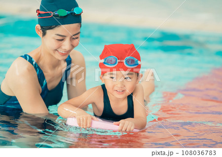 スイミングコーチと4歳児 108036783