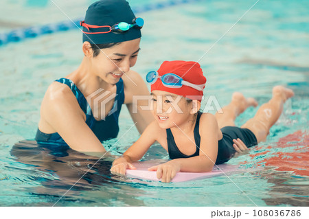 スイミングコーチと4歳児 108036786