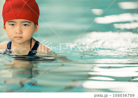 スイミングスクールの4歳児クラス 108036789