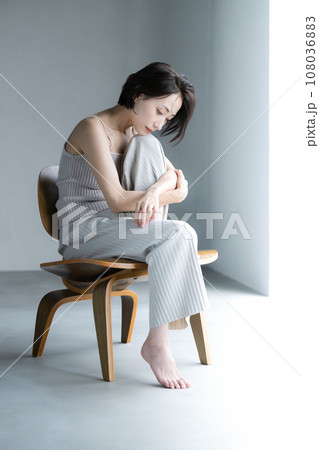 落ち込んで悩む俯く美しい女性　ストレスなど　縦 108036883