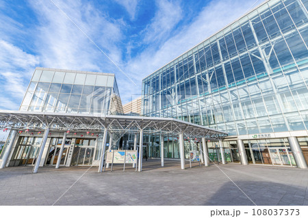 青森県青森市　青空のJR新青森駅東口 108037373