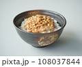 ごはんに乗せた粒納豆 108037844