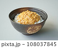 ごはんに乗せたひきわり納豆 108037845