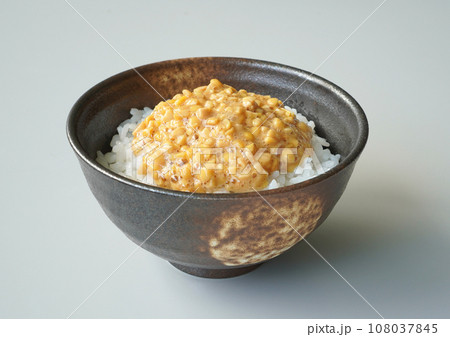 ごはんに乗せたひきわり納豆 ごはんに乗せたひきわり納豆 108037845