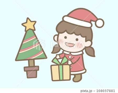 クリスマス：サンタ衣装の子どもとクリスマスツリー 108037881