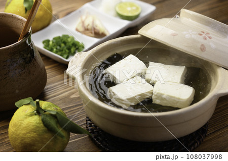土鍋で作る家庭料理 シンプルな湯豆腐 和食といえば豆腐（ 日本食 鍋物 ）柚子を添えて 108037998