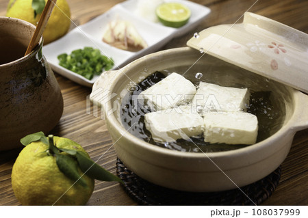 土鍋で作る家庭料理 シンプルな湯豆腐 和食といえば豆腐( 日本食 鍋物 )柚子を添えて 土鍋で作る家庭料理 シンプルな湯豆腐 和食といえば豆腐( 日本食 鍋物 )柚子を添えて 108037999