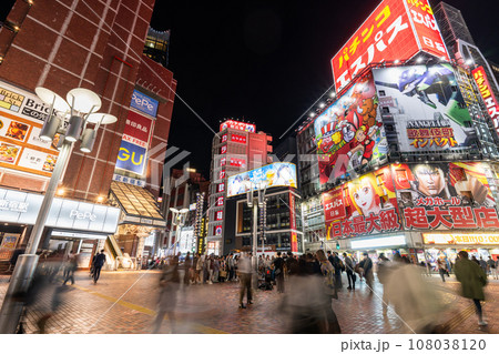 《東京都》ネオン街の夜景・新宿歌舞伎町 108038120