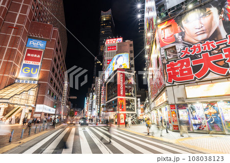《東京都》ネオン街の夜景・新宿歌舞伎町 《東京都》ネオン街の夜景・新宿歌舞伎町 108038123