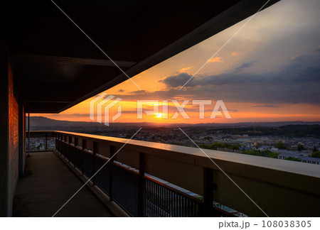 奈良県庁からの夕焼け 奈良の町並み 奈良県庁からの夕焼け 奈良の町並み 108038305