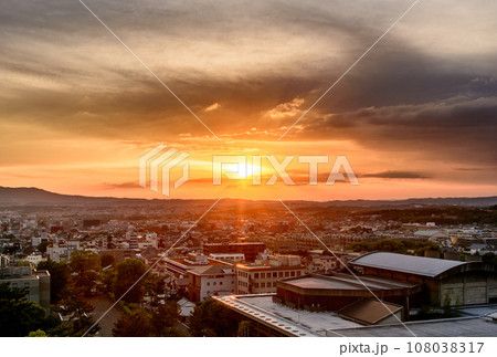 奈良県庁屋上広場の夕焼け 奈良の町並み 奈良県庁屋上広場の夕焼け 奈良の町並み 108038317