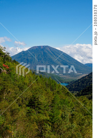 奥日光、金精峠からの戦場ヶ原、湯ノ湖、男体山の眺望、縦 奥日光、金精峠からの戦場ヶ原、湯ノ湖、男体山の眺望、縦 108038378
