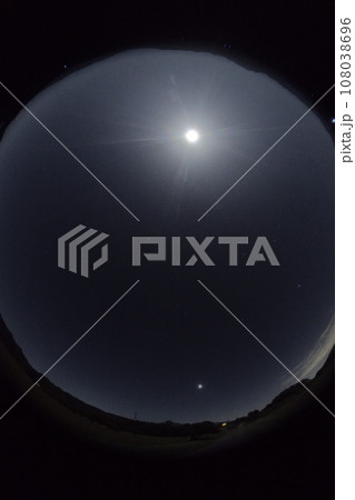北杜市白州町、未明の空に西に傾く月と東に昇る明けの明星 北杜市白州町、未明の空に西に傾く月と東に昇る明けの明星 108038696