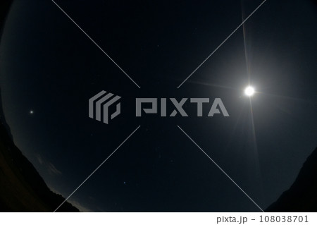 北杜市白州町、未明の空に西に傾く月と東に昇る明けの明星 北杜市白州町、未明の空に西に傾く月と東に昇る明けの明星 108038701