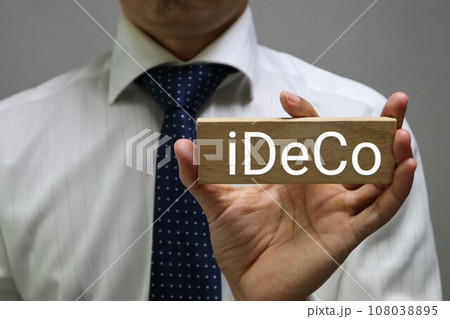 iDeCoと書かれた積み木を持つ人物 108038895