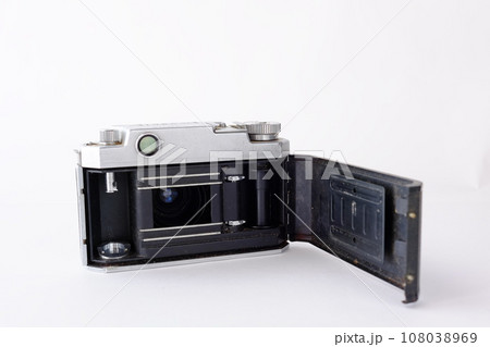 埋もれていた古いフィルムカメラ 108038969