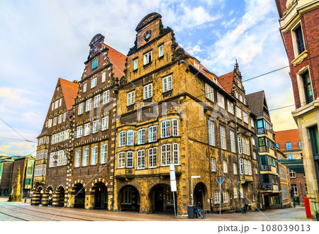 Traditional German houses on Market Square in Bremen, Germany 108039013