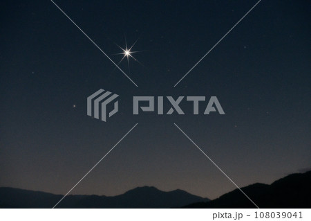 北杜市白州町、未明の空に昇った明けの明星 108039041